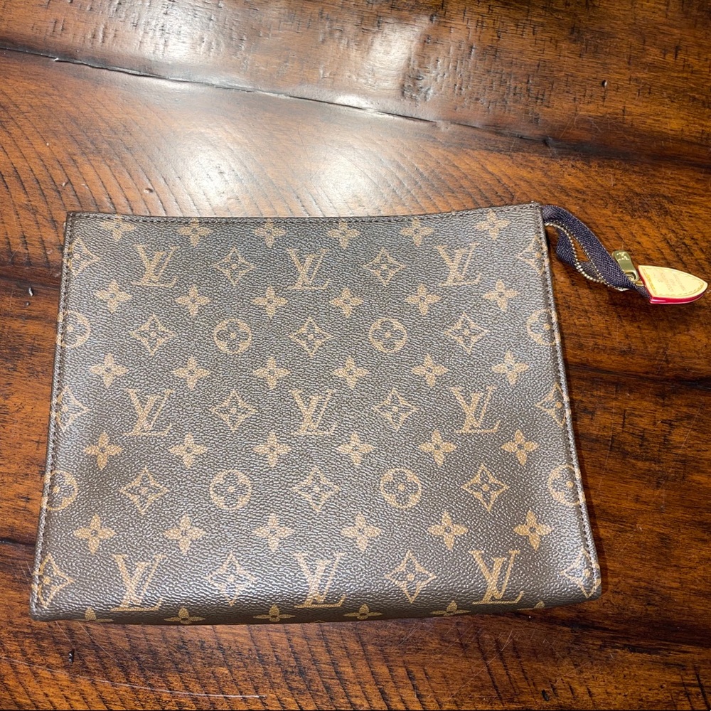 Pouch with zipper
